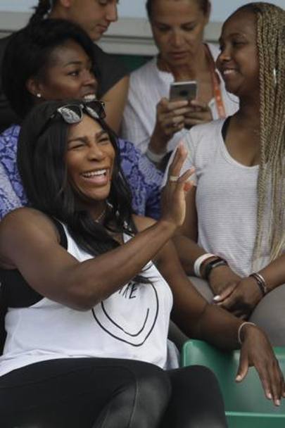Avvistata nei giorni scorsi nel box della Red Bull per il Gp di Monaco di F.1, oggi Serena Williams, ferma per maternit, ha fatto la sua comparsa sugli spalti del Roland Garros che ha vinto tre volte in carriera, l&#39;ultima nel 2015. Ap